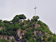 36 Zoom  sulla cima del Monte Zucco con la croce